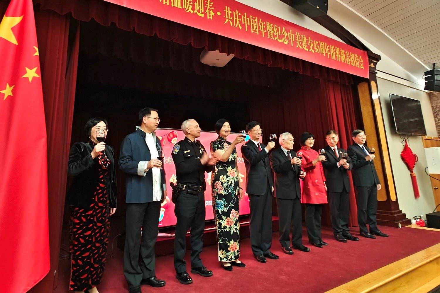 僑胞代表與駐舊金山總領(lǐng)館官員合影。主辦方供圖