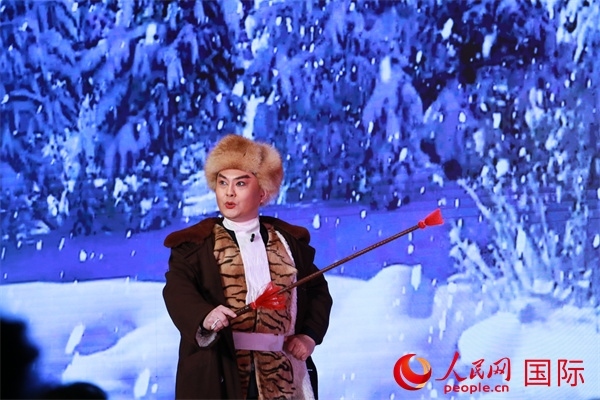 現(xiàn)代京劇《智取威虎山》選段《打虎上山》。人民網 許可攝