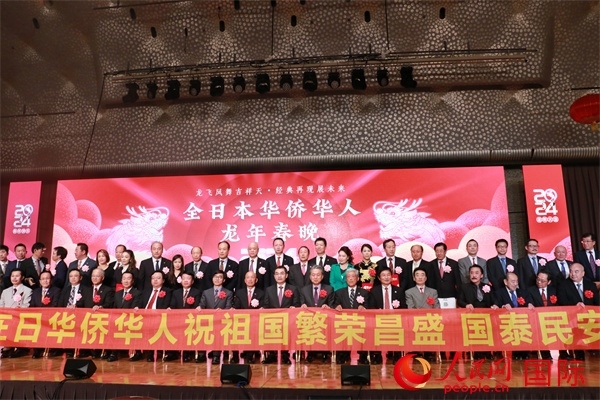 主辦方與嘉賓合影。人民網 許可攝