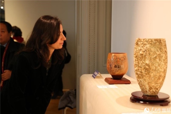 嘉賓和公眾參觀“絲路瓷行”——中國(guó)景德鎮(zhèn)陶瓷文化特展。人民網(wǎng)記者 尚凱元攝