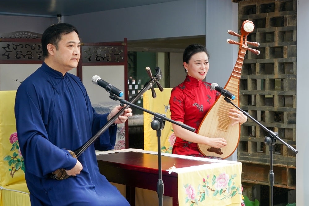 評彈藝人在蘇州平江路上的一家評彈店內(nèi)進行表演（2023年7月7日攝）。新華社記者 李博 攝