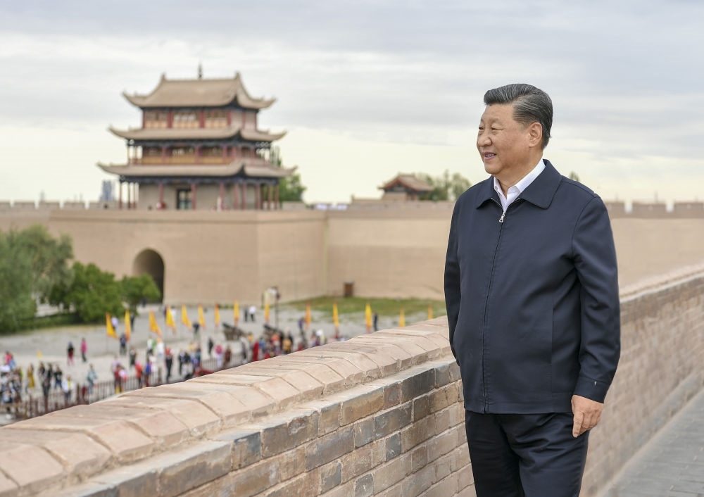 2019年8月20日上午，習(xí)近平來(lái)到嘉峪關(guān)關(guān)城，登上城樓察看關(guān)城整體面貌，聽(tīng)取河西走廊長(zhǎng)城、關(guān)隘歷史文化情況介紹。新華社記者 謝環(huán)馳 攝