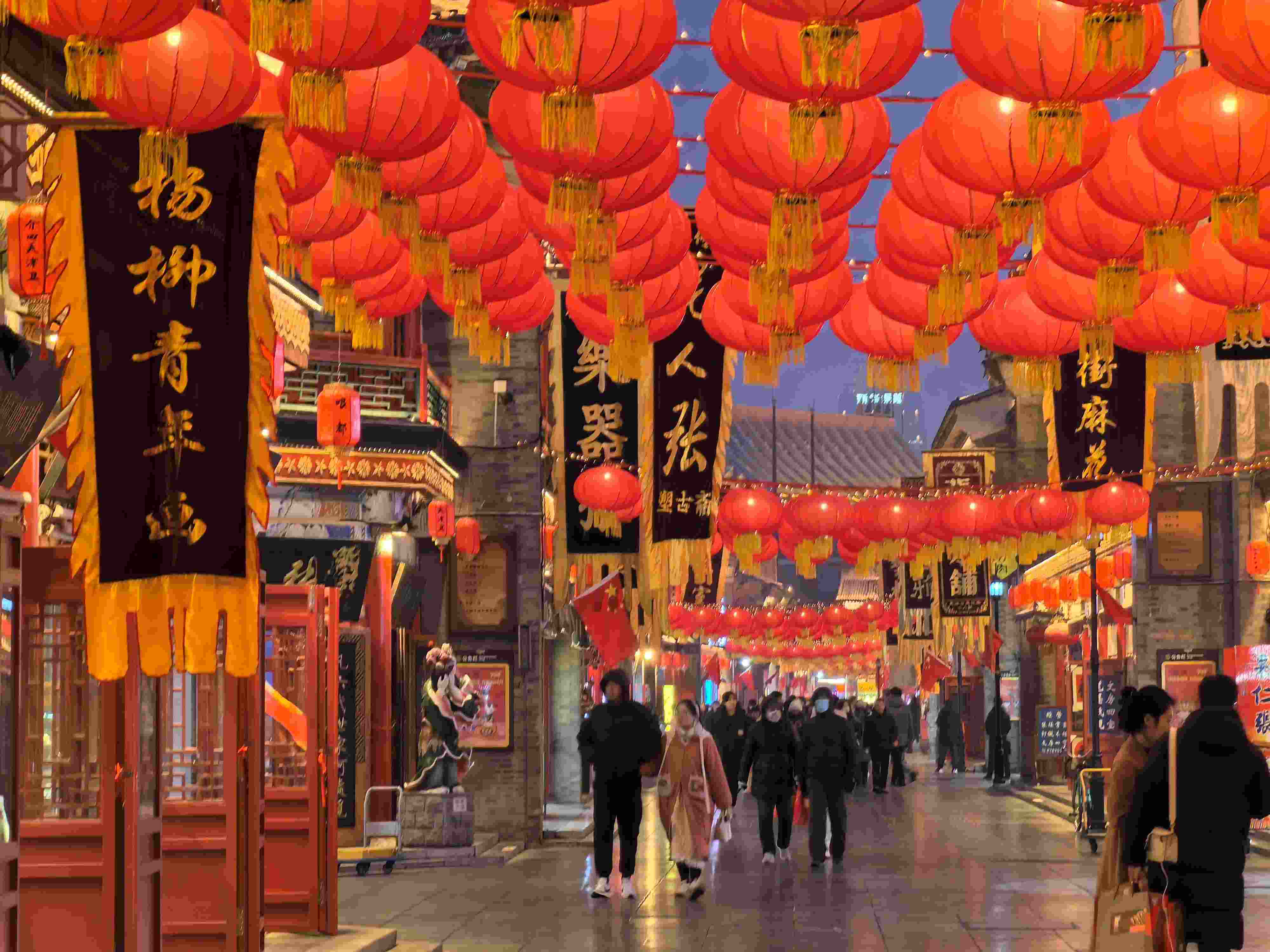 △春節(jié)臨近，古文化街上年味兒漸濃。（總臺(tái)央廣記者潘毅拍攝）