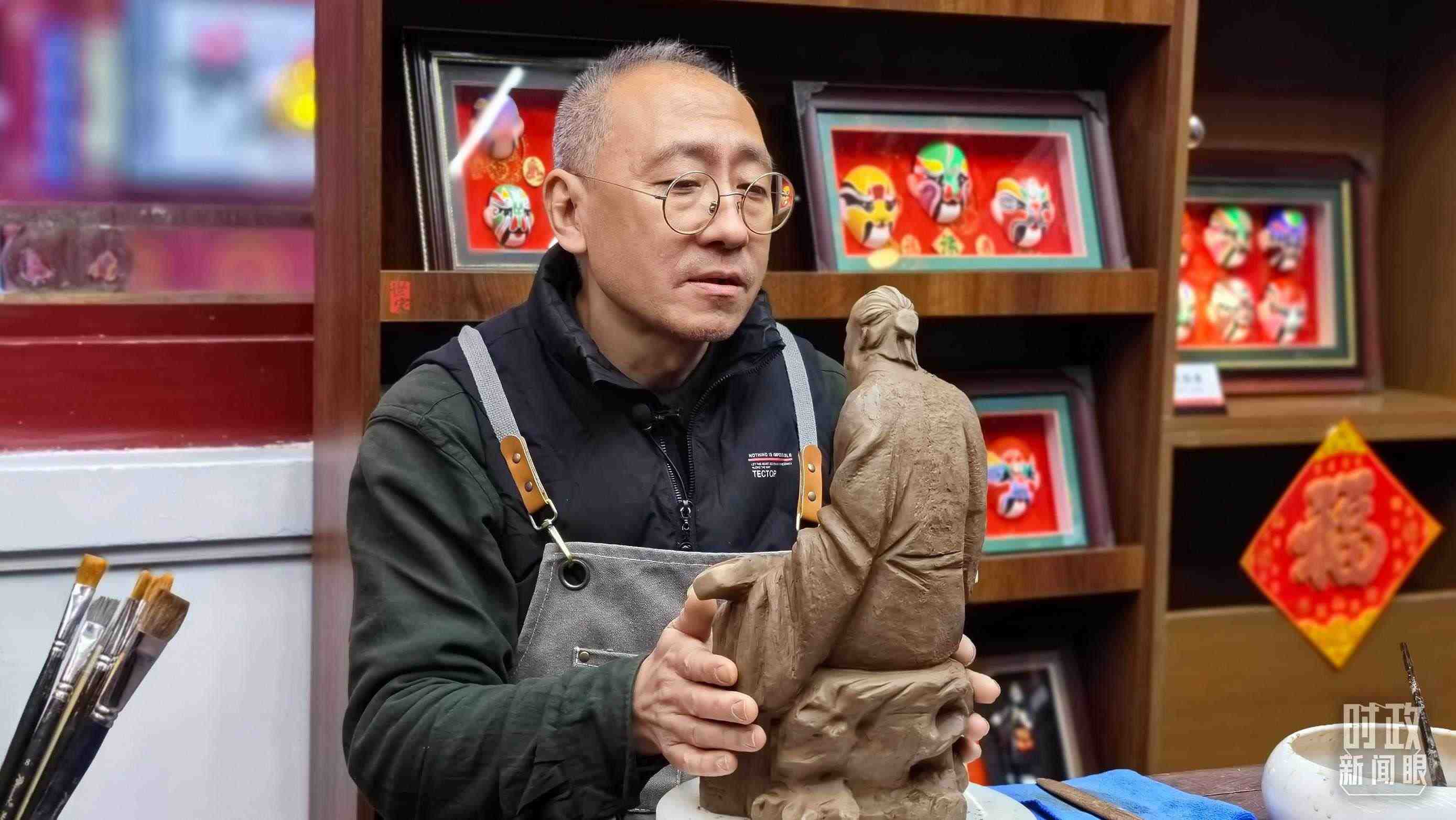 △“泥人張”的匠人正在雕塑。（總臺央視記者潘毅拍攝）