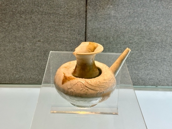 德化縣陶瓷博物館收藏的龍紋軍持。人民網(wǎng)記者 金慧慧攝