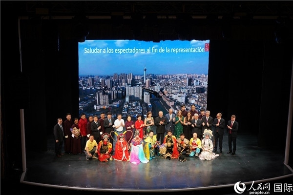 圖為王衛(wèi)大使與蒙迪諾外長等嘉賓登臺祝賀。人民網記者 許放攝