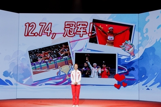 “何以中國·向海泉州”網(wǎng)絡(luò)主題活動現(xiàn)場，林雨薇講述奪冠經(jīng)歷。泉州廣播電視臺供圖