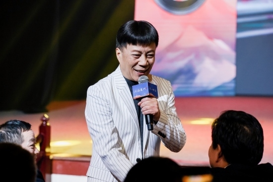 “何以中國·向海泉州”網(wǎng)絡(luò)主題活動現(xiàn)場，陳百潭演出時與觀眾互動。泉州廣播電視臺供圖