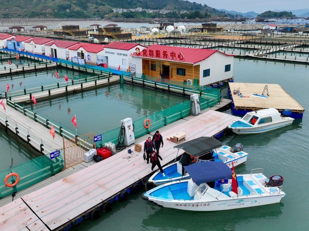 △2023年11月14日，福建寧德市霞浦縣溪南鎮(zhèn)七星海上社區(qū)的工作人員，前往轄區(qū)漁排進(jìn)行民情走訪。