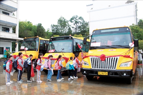 △2023年9月28日，湖北竹山縣校園直通車全域開通后，學(xué)生在有序排隊(duì)乘車。第二批主題教育開展后，竹山縣將實(shí)施農(nóng)村道路暢通工程作為為民辦實(shí)事的重要內(nèi)容。