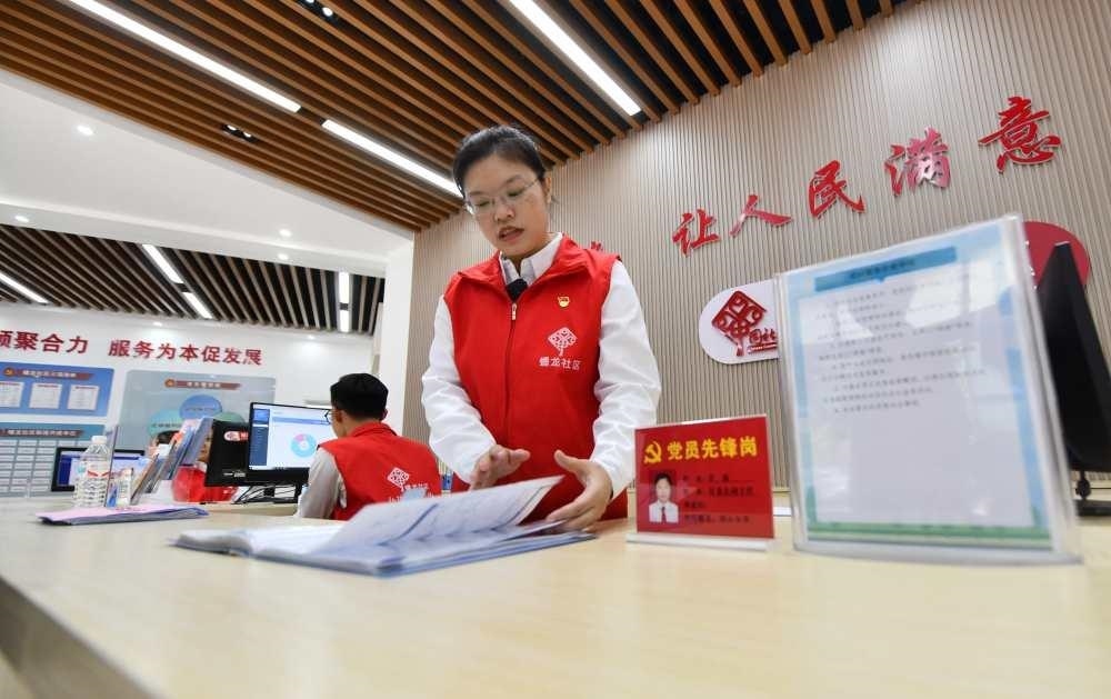 △2023年12月14日，廣西南寧市蟠龍社區(qū)，工作人員在為居民服務(wù)。