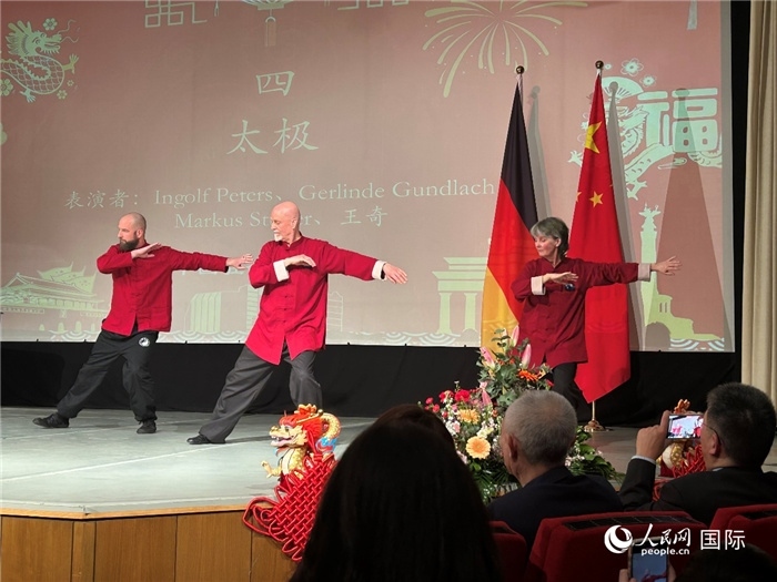 太極，表演者：Ingolf Peters、Gerlinde Gundlach、Markus Stüber