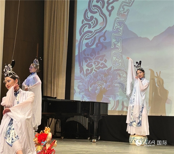 舞蹈《青花瓷》，表演者：德國(guó)中歐文化藝術(shù)交流協(xié)會(huì)