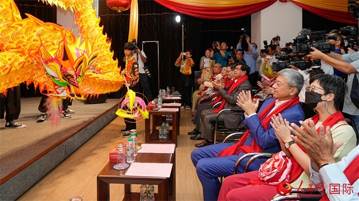 嘉賓觀看傳統(tǒng)舞龍表演。人民網(wǎng)記者 謝佳君攝