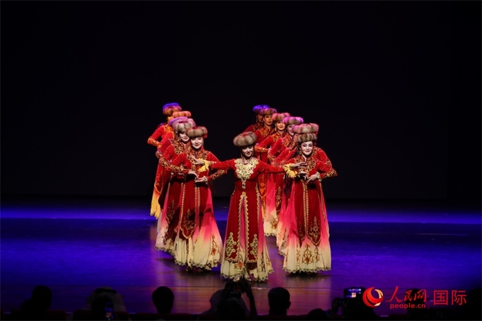 2日在阿聯(lián)酋迪拜舉行的大型音舞詩(shī)畫(huà)《新疆是個(gè)好地方》文藝演出。人民網(wǎng)記者任皓宇攝