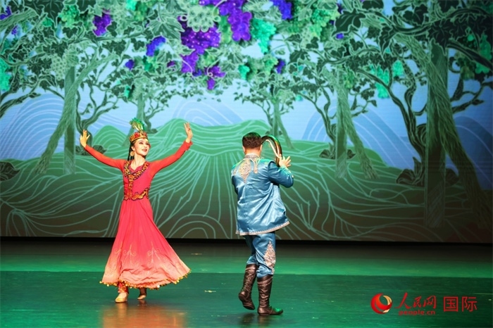 2日在阿聯(lián)酋迪拜舉行的大型音舞詩(shī)畫(huà)《新疆是個(gè)好地方》文藝演出。人民網(wǎng)記者 任皓宇攝