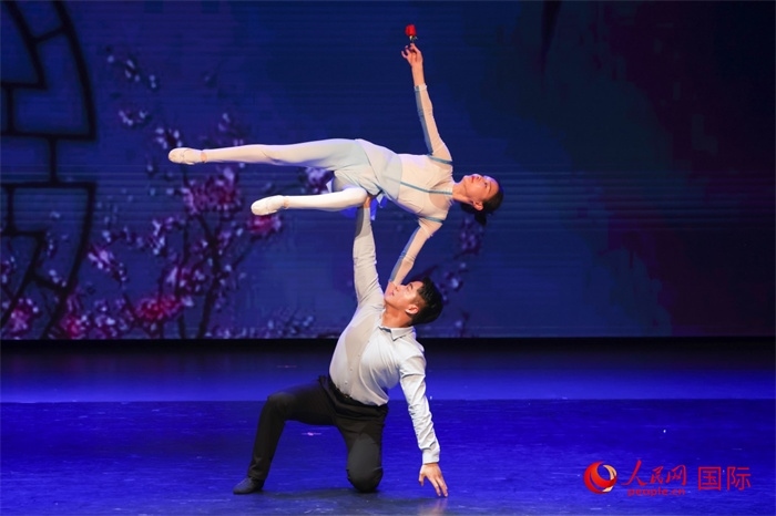 2日在阿聯(lián)酋迪拜舉行的大型音舞詩(shī)畫(huà)《新疆是個(gè)好地方》文藝演出。人民網(wǎng)記者 任皓宇攝