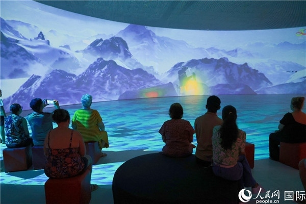 巴西民眾在活動現(xiàn)場觀賞“走進中國：沉浸式體驗展”。人民網(wǎng)記者 陳海琪攝