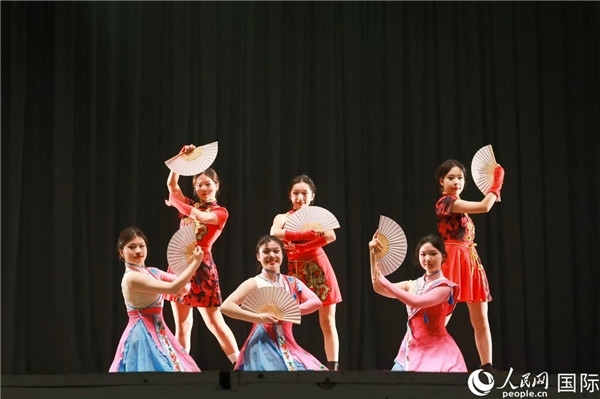 燈光秀匯演現(xiàn)場節(jié)目精彩紛呈。人民網(wǎng)記者 陳海琪攝