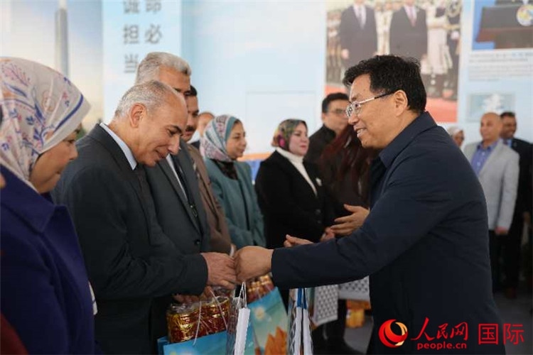 中建埃及分公司董事長常偉才為埃及師生發(fā)放新年禮包。人民網(wǎng)記者 黃培昭攝