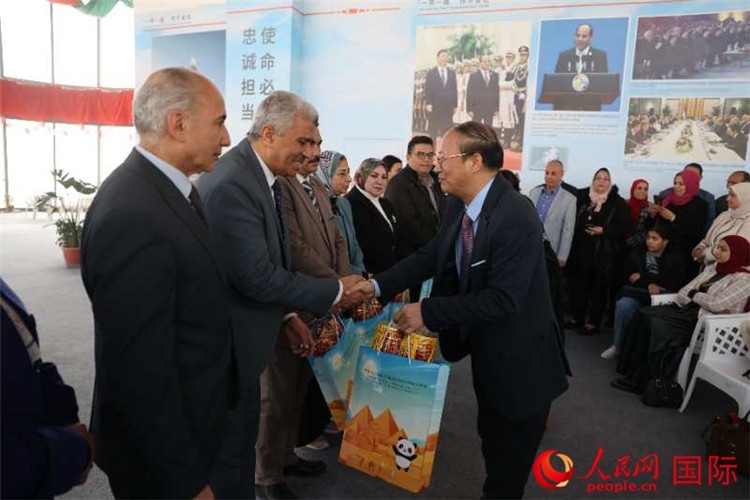 中國駐埃及使館教科處盧春生公參為埃及師生發(fā)放新年禮包。人民網(wǎng)記者 黃培昭攝