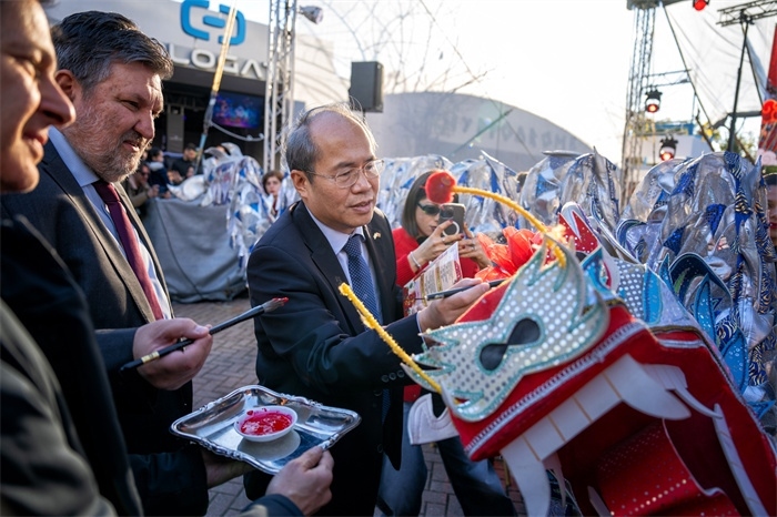 中國駐希臘大使館大使肖軍正與希方嘉賓為舞龍點(diǎn)睛?！吨邢r(shí)報(bào)》供圖