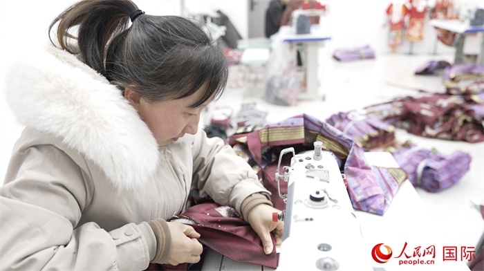 1月24日，在山東省菏澤市曹縣大集鎮(zhèn)云牧服飾有限公司，高燕正在縫制馬面裙。 人民網(wǎng)記者 袁蒙攝