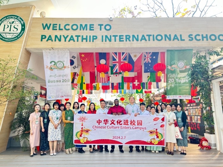 駐老撾使館政治處主任杜長青與白云碧國際學校校方、參會志愿者教師合影?；顒又鬓k方供圖