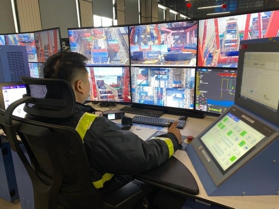 圖為寧波舟山港梅山港區(qū)遠(yuǎn)控操作室內(nèi)，橋吊司機(jī)在遠(yuǎn)程控制橋吊裝卸。新華社記者魏一駿 攝