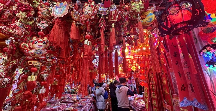 1月19日，市民在北京一商場(chǎng)內(nèi)選購(gòu)春節(jié)裝飾品。新華社記者李欣攝