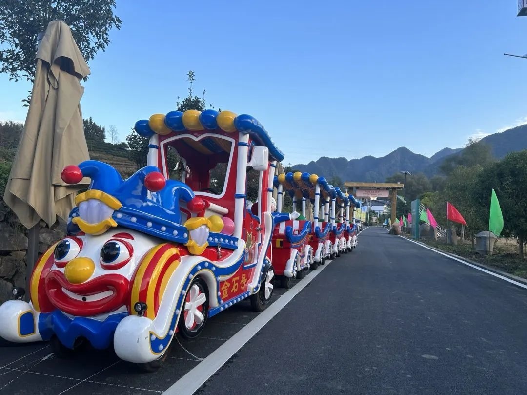 2023年10月，金石村集體出資購買了兩輛無軌觀光小火車。紫陽縣融媒體中心供圖