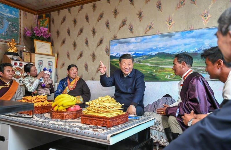 △2021年6月8日，習(xí)近平總書(shū)記在青海海北藏族自治州剛察縣果洛藏貢麻村，同藏族牧民索南才讓一家人圍坐在客廳聊家常。