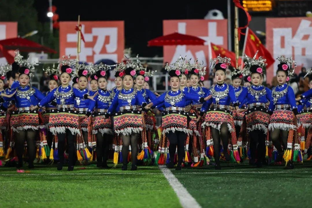 △2024年2月3日，2024年全國(guó)“村晚”示范展示活動(dòng)暨貴州“村超村晚”系列活動(dòng)之一的民族文化展演，在榕江縣“村超”足球場(chǎng)舉行。