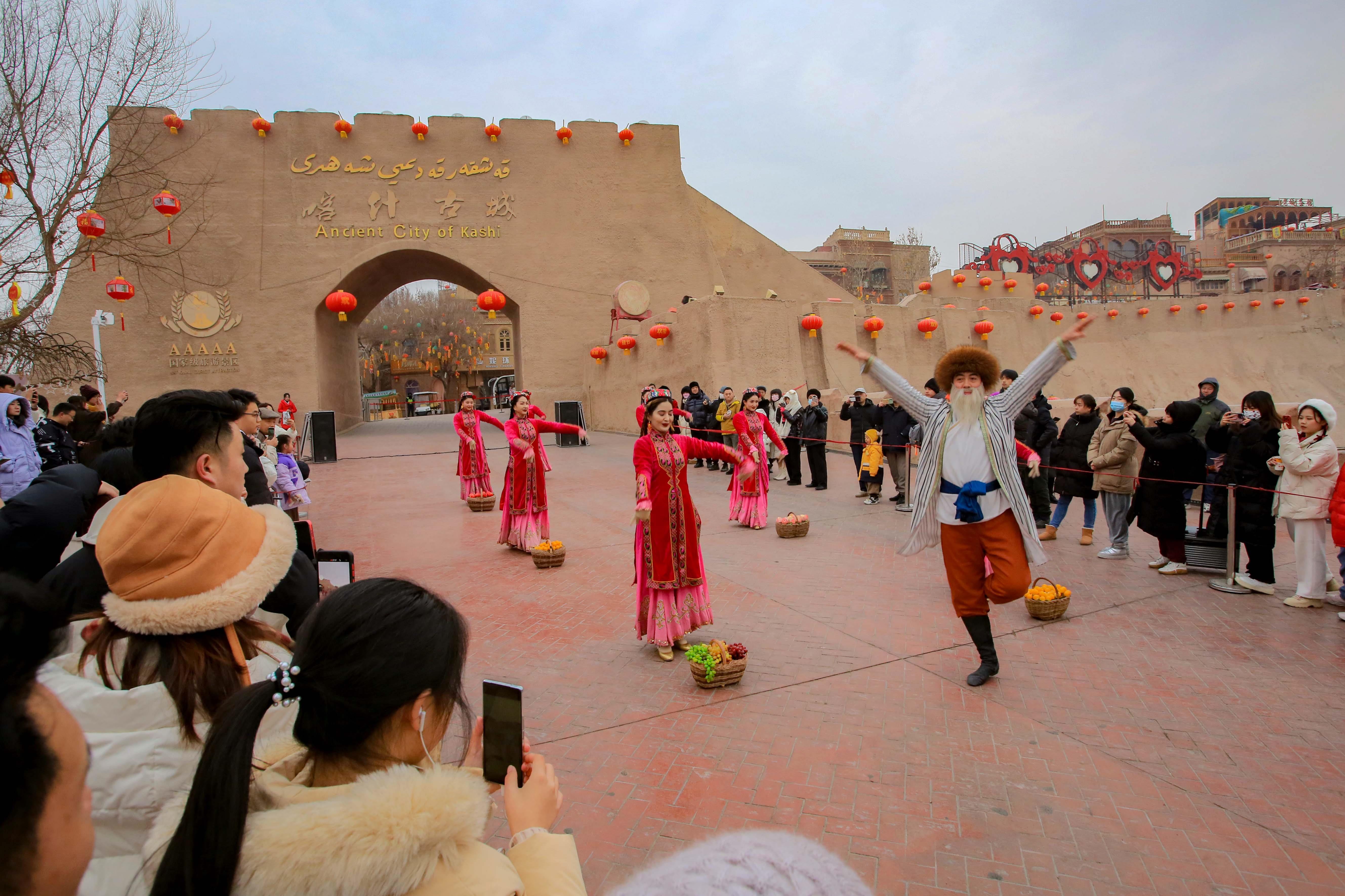 △2024年2月4日，演員在新疆喀什古城入城儀式上表演舞蹈。