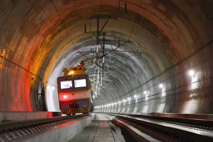 凌晨，接觸網(wǎng)作業(yè)車的燈光紅黃相間。胡鵬攝