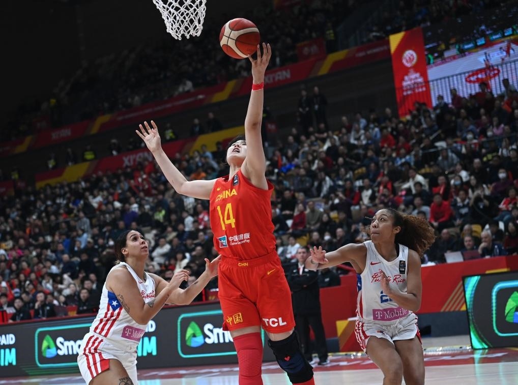 2月11日，中國隊(duì)球員李月汝（中）在比賽中上籃。新華社記者 李一博 攝