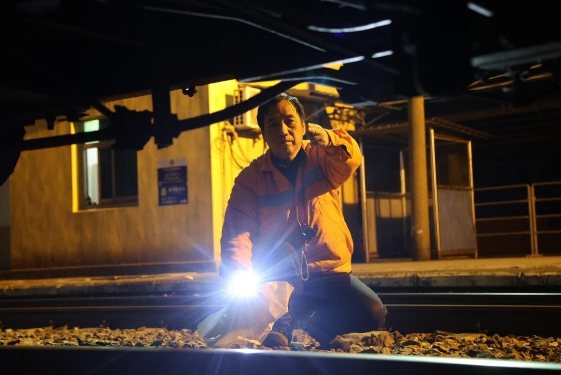 凌晨2點(diǎn)，李金饒正在檢查關(guān)門車。陸佳駿攝