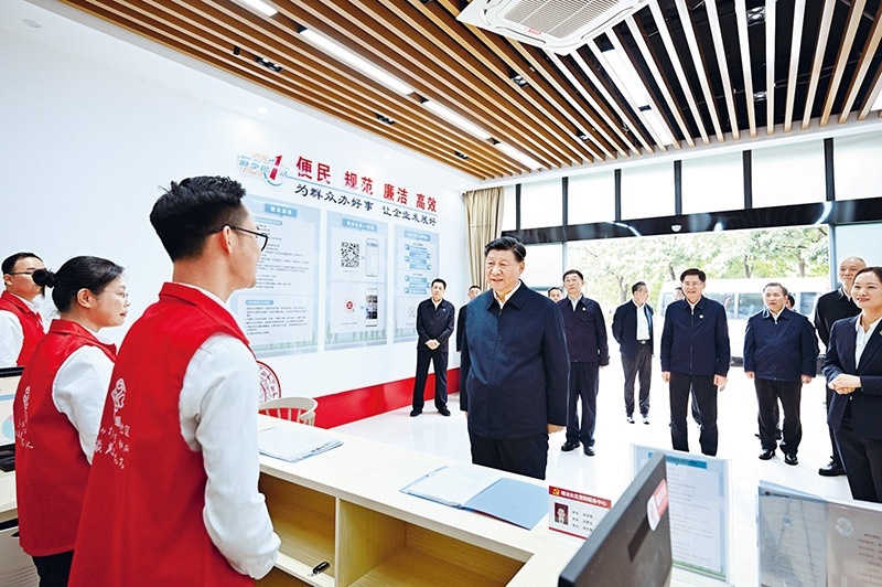 2023年12月14日至15日，中共中央總書(shū)記、國(guó)家主席、中央軍委主席習(xí)近平在廣西考察。這是14日上午，習(xí)近平在南寧市良慶區(qū)蟠龍社區(qū)黨群服務(wù)中心考察。 新華社記者 燕雁/攝