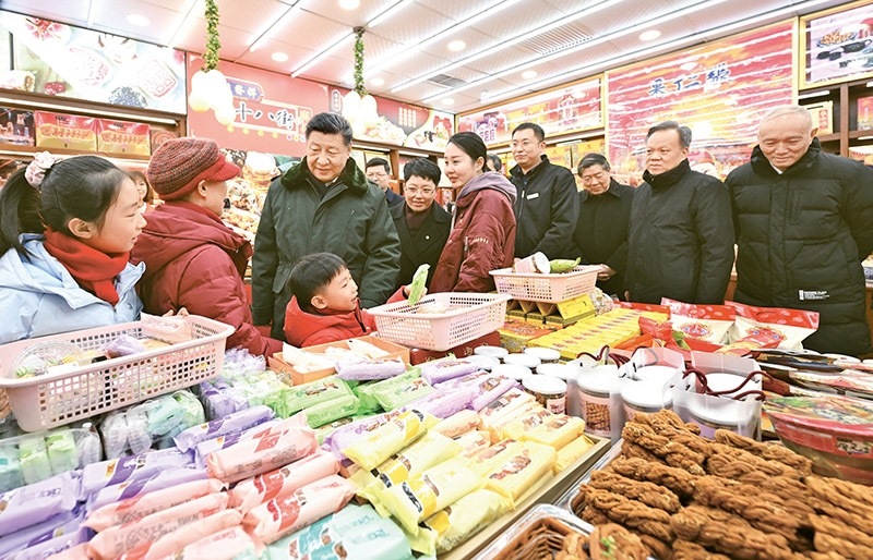 2024年2月1日至2日，中共中央總書(shū)記、國(guó)家主席、中央軍委主席習(xí)近平來(lái)到天津，看望慰問(wèn)基層干部群眾。這是1日下午，習(xí)近平在天津古文化街考察時(shí)，走進(jìn)店鋪同現(xiàn)場(chǎng)群眾互動(dòng)交流。 新華社記者 謝環(huán)馳/攝