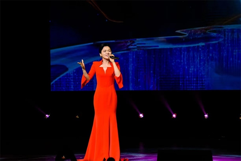 女高音歌唱家陳思思演唱《但愿人長(zhǎng)久》。趙 靖攝