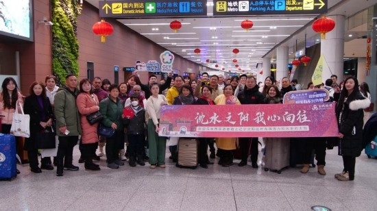 2月11日，一批馬來西亞游客抵達沈陽桃仙國際機場。新華社發(fā)