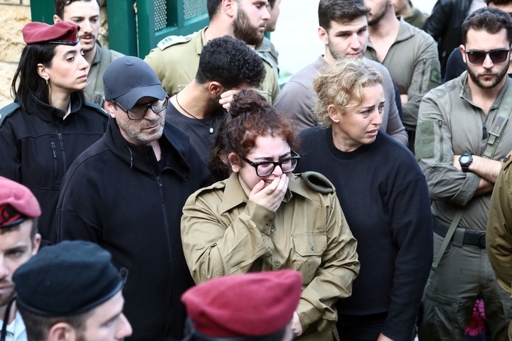 1月23日，在以色列特拉維夫的一處公墓，人們參加一名以色列士兵的葬禮。新華社發(fā)（吉德翁·馬科維奇攝/基尼圖片社）