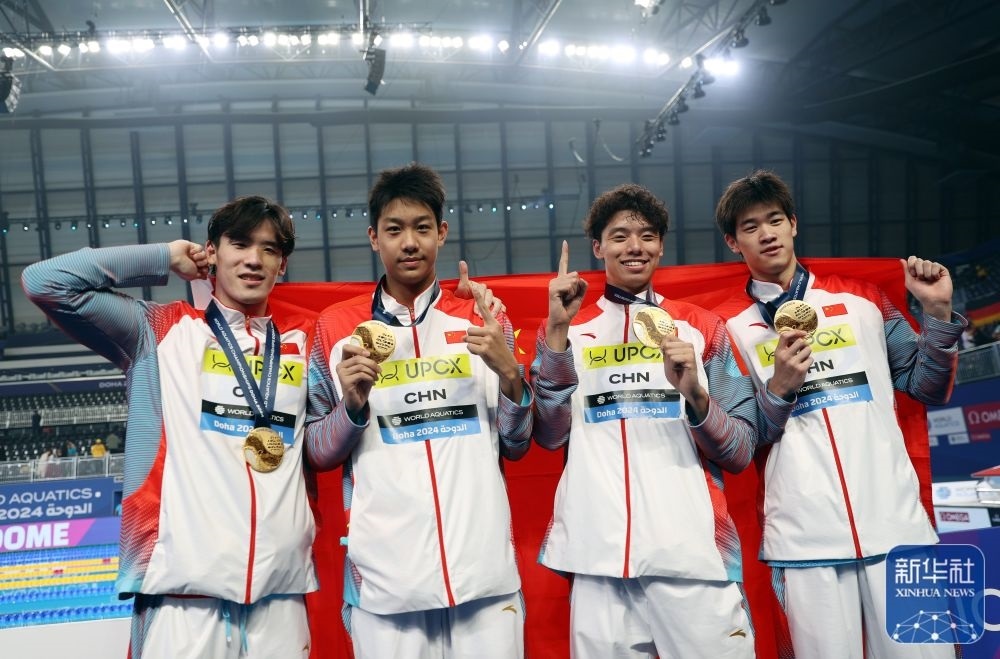 2月11日，2024年多哈游泳世錦賽男子4×100米自由泳接力決賽，中國隊選手王浩宇、張展碩、季新杰和潘展樂（從左到右）在頒獎儀式后合影慶祝。新華社記者 雒圓 攝