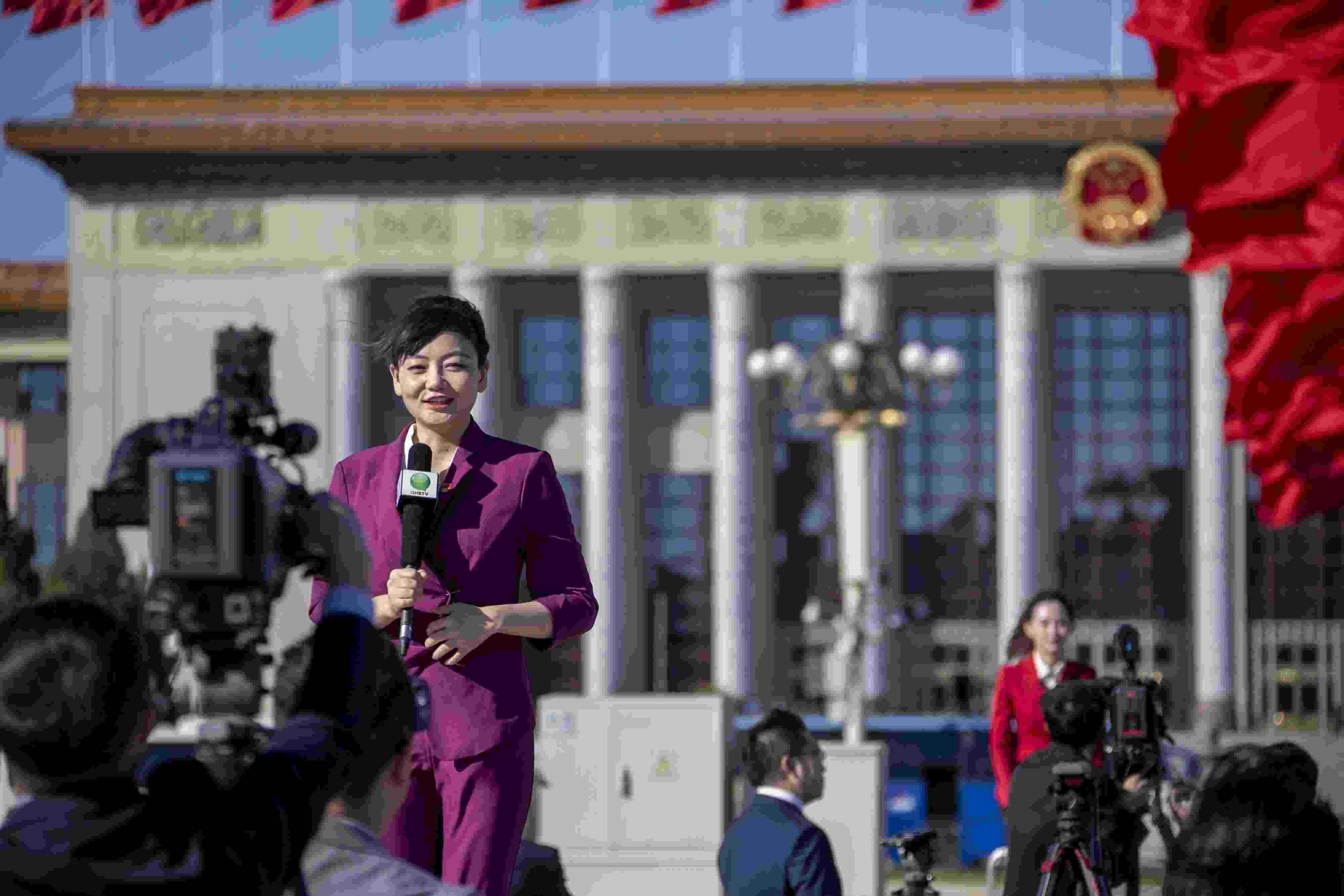 △ 2022年10月22日，北京人民大會(huì)堂，中國(guó)共產(chǎn)黨第二十次全國(guó)代表大會(huì)勝利閉幕，媒體記者戶外進(jìn)行現(xiàn)場(chǎng)報(bào)道。