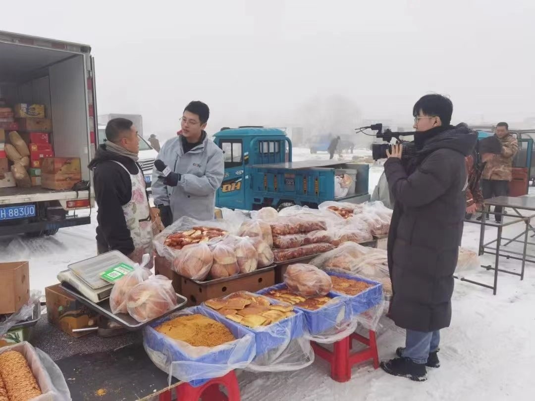 △ 2024年1月1日，在中央廣播電視總臺(tái)中央電視臺(tái)《新年新愿》報(bào)道中，遼寧營(yíng)口鲅魚圈區(qū)大集賣餅干的小哥憨態(tài)可掬的表情、生機(jī)勃勃的臉龐、充滿煙火氣的新年愿望，讓他火爆出圈。