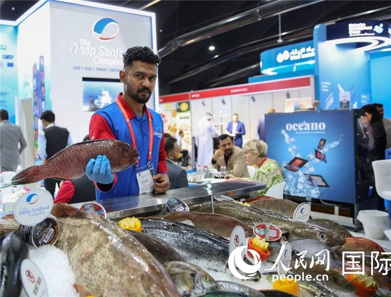 海灣食品展上，一位展商在展示海產(chǎn)品。人民網(wǎng) 塔里克·易卜拉欣攝