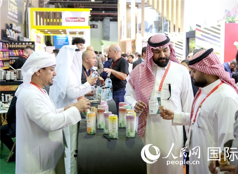 圖為專業(yè)觀眾在海灣食品展飲料展區(qū)參觀。人民網(wǎng) 塔里克·易卜拉欣攝
