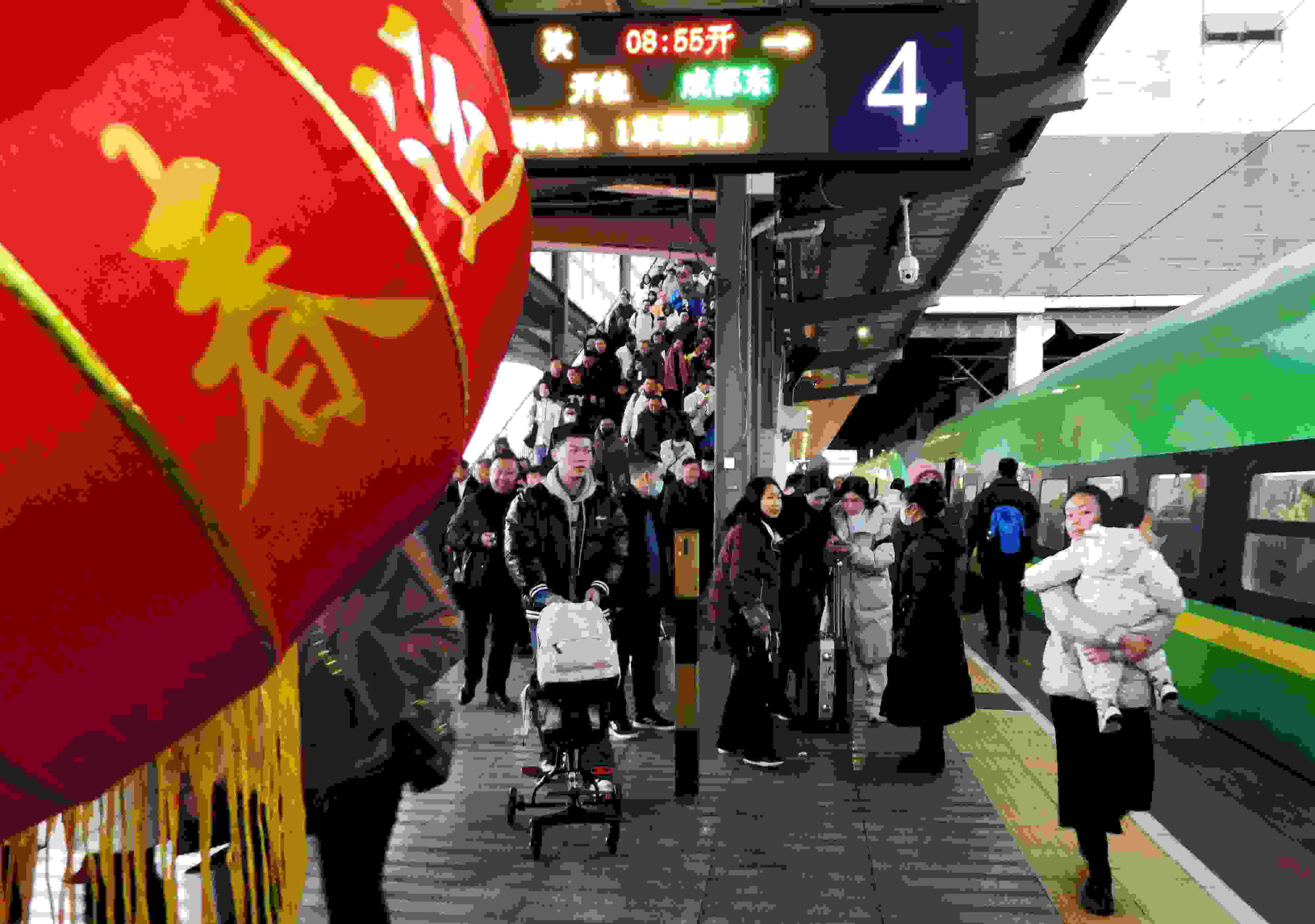 △ 2024年1月26日，四川省達州市車站，準備乘坐“復興號”動車組列車出行的旅客。