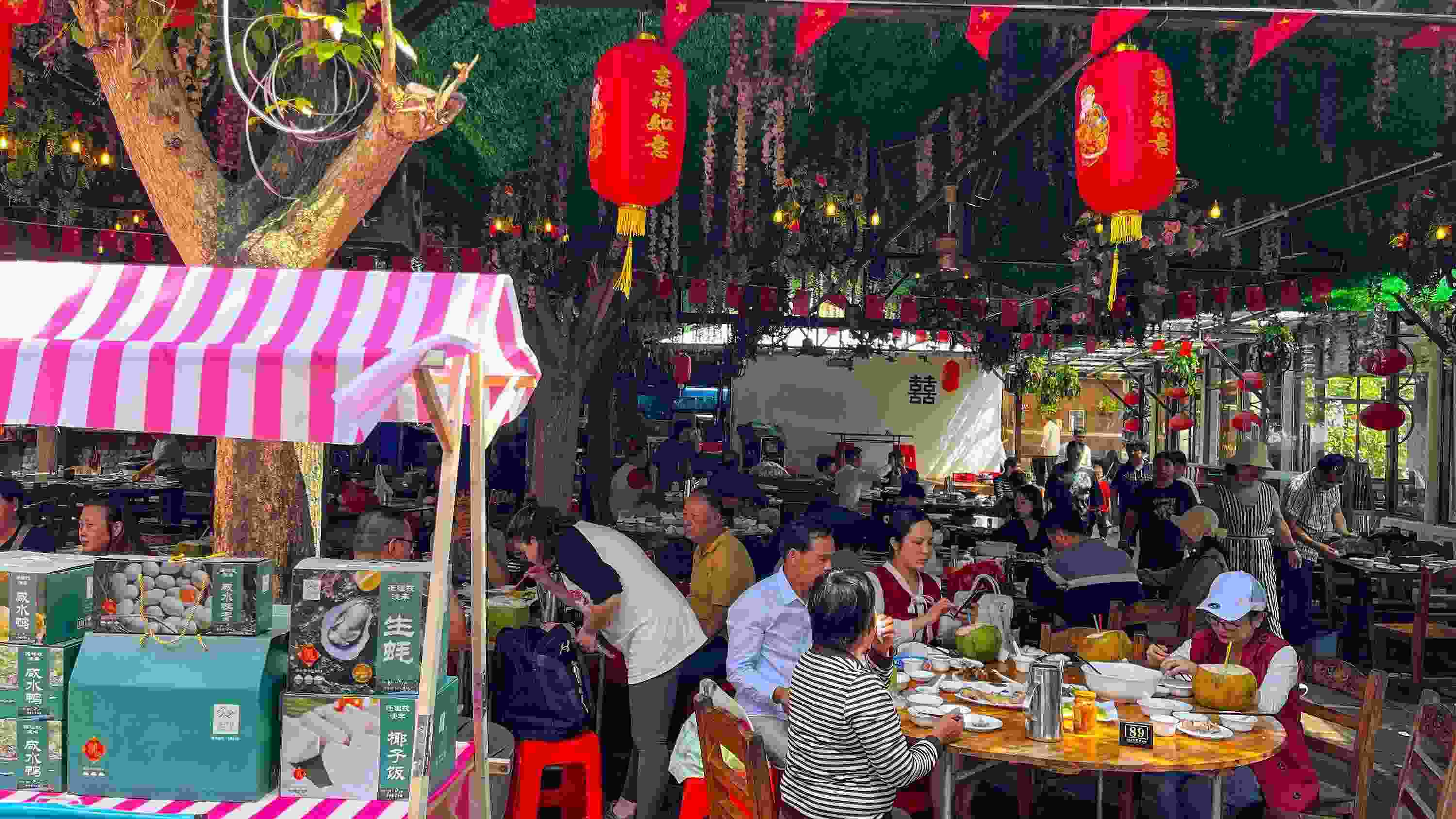 △ 2024年2月17日，春節(jié)假期最后一天，?？卩l(xiāng)村旅游持續(xù)火爆，眾多游客前往漁家樂品嘗特色海鮮和鄉(xiāng)村美食。