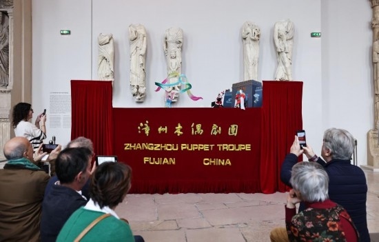 2月10日，在位于法國巴黎埃菲爾鐵塔附近的“建筑與遺產(chǎn)之城”博物館，觀眾欣賞漳州布袋木偶戲。新華社記者高靜攝